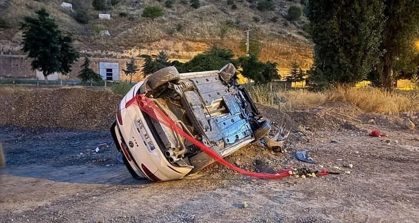 Lastiği patlayan gelin arabası takla attı