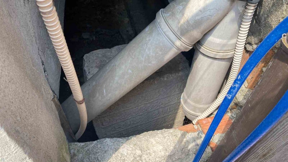 Üzerinden borular geçen türbe harabeye döndü