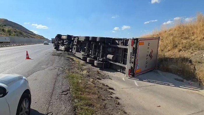 Ankara’da iki farklı tır kazası: Karpuzlar yola saçıldı