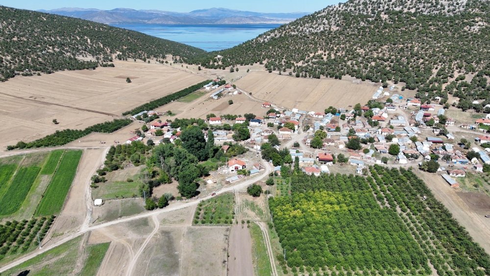 Beyşehir Gölü’nün Ortasındaki Mada Adası’na İş Makinesi Sevkiyatı