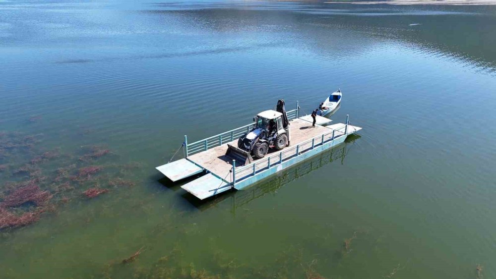 Beyşehir Gölü’nün Ortasındaki Mada Adası’na İş Makinesi Sevkiyatı