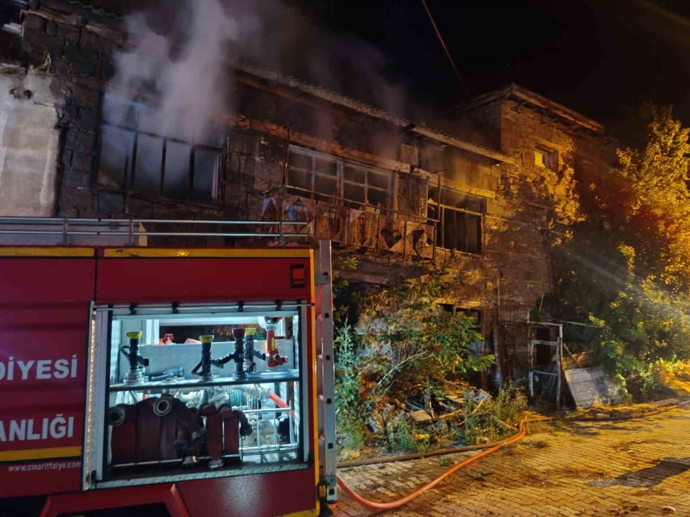 Konya'da Korkutan Yangın: 2 Katlı Müstakil Ev Alevlere Teslim Oldu!