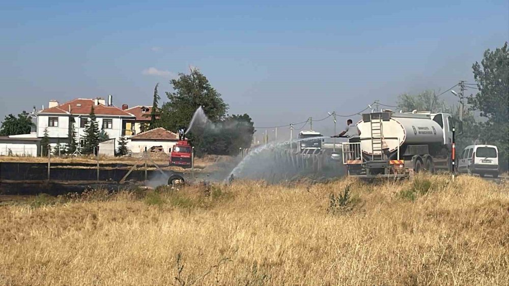 Mahalleliyi Sokağa Döken Yangın: Alevler Evlere Metreler Kala Durduruldu!