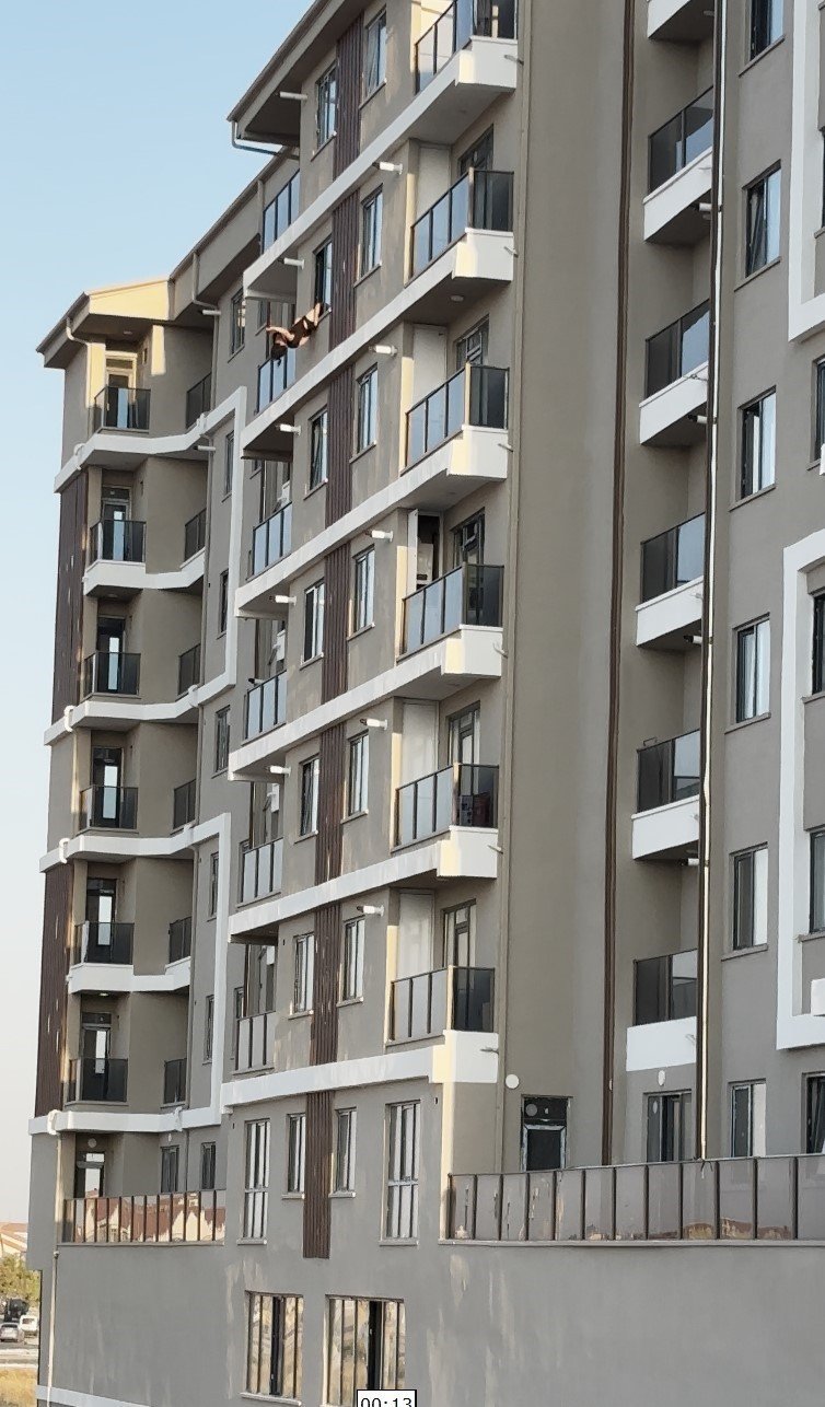 7. Katın Penceresinde Baş Aşağı Asılı Kaldı: Yürekler Ağza Geldi