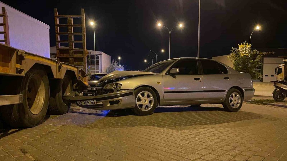 Konya Plakalı Otomobil Park Halindeki Tıra Ok Gibi Saplandı!