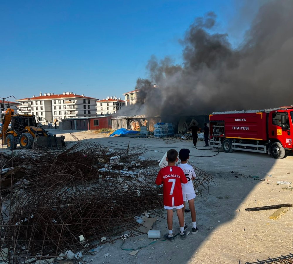 Konya'da Şantiyede Korkutan Yangın: Alevler Konteynerleri Sardı!