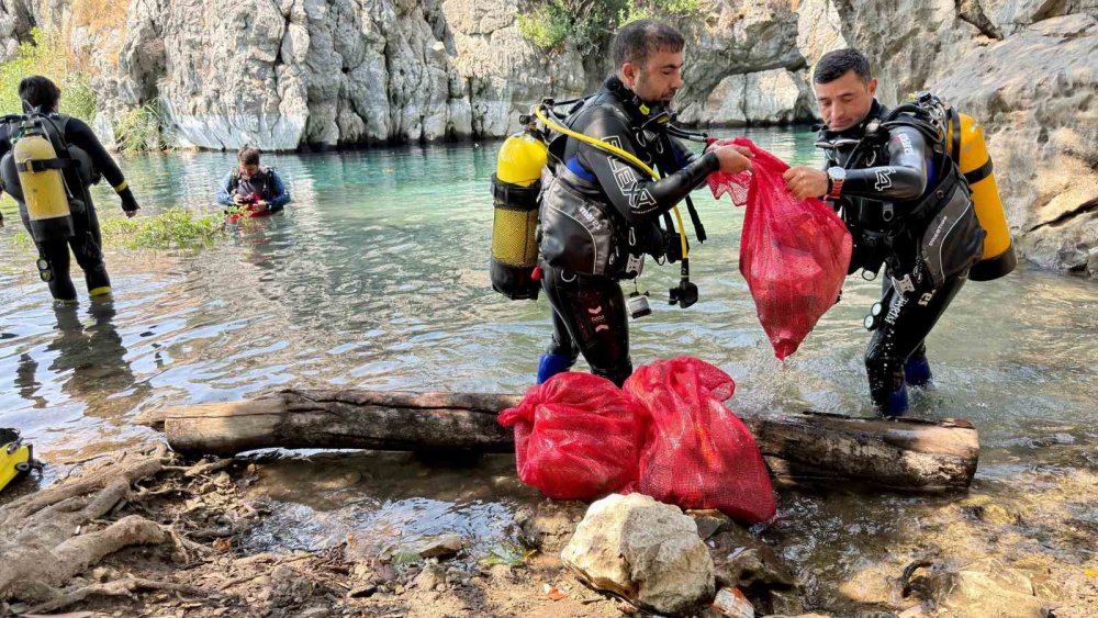 Şehrin içme suyu kaynağından pet bardak, alkol şişeleri, poşetler çıkartıldı