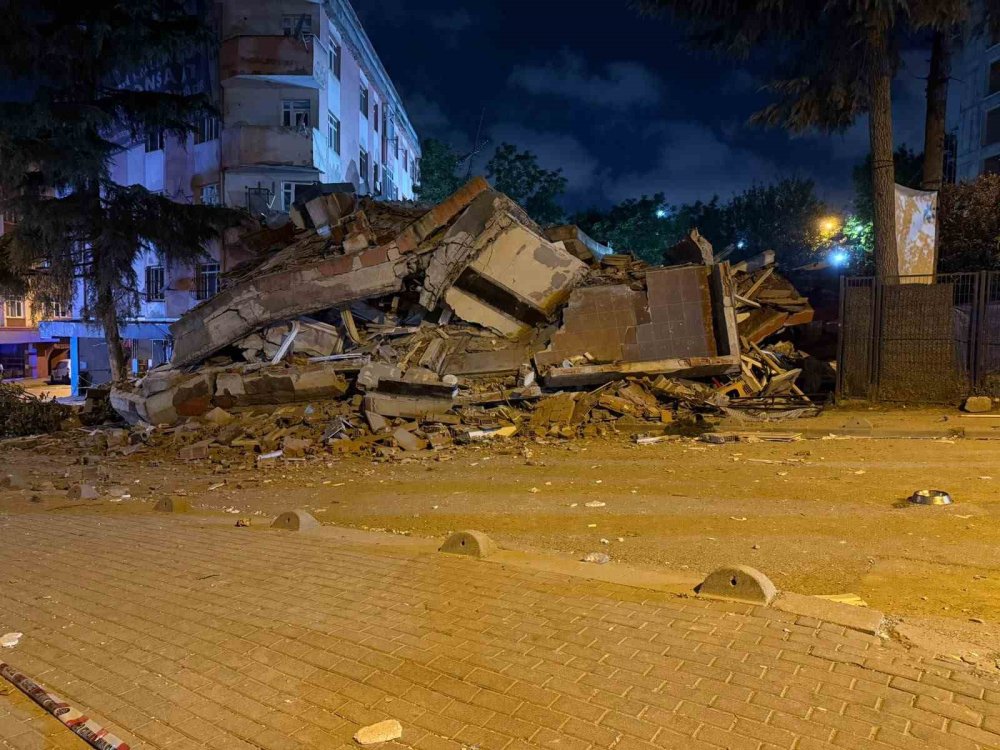 Tahliye edilen bina 24 saat sonra çöktü