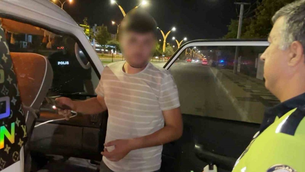 Alkollü ve ehliyetsiz sürücünün "aracım arızalandı" oyununu polis bozdu