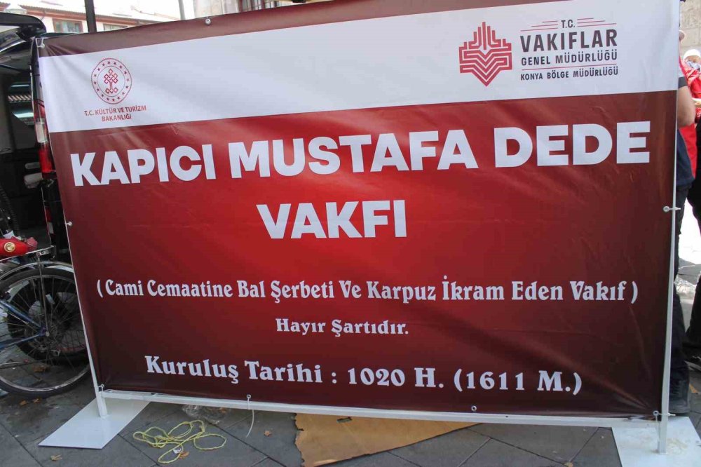 Konya'da Yüzyıllık Gelenek Yaşatıldı: Cuma Çıkışı Soğuk Karpuz