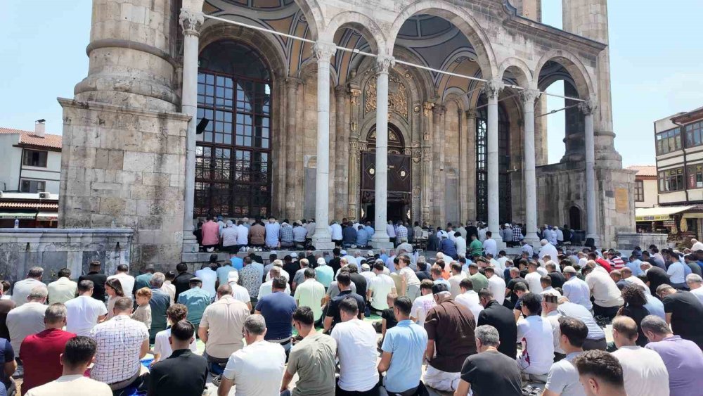Konya'da Yüzyıllık Gelenek Yaşatıldı: Cuma Çıkışı Soğuk Karpuz
