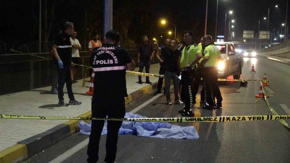 Kaskı çıktı, kaldırıma çarptı: 25 yaşındaki sürücü hayatını kaybetti