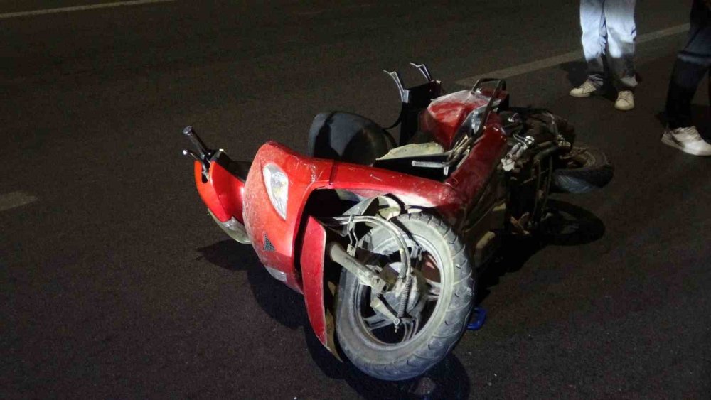Kaskı çıktı, kaldırıma çarptı: 25 yaşındaki sürücü hayatını kaybetti