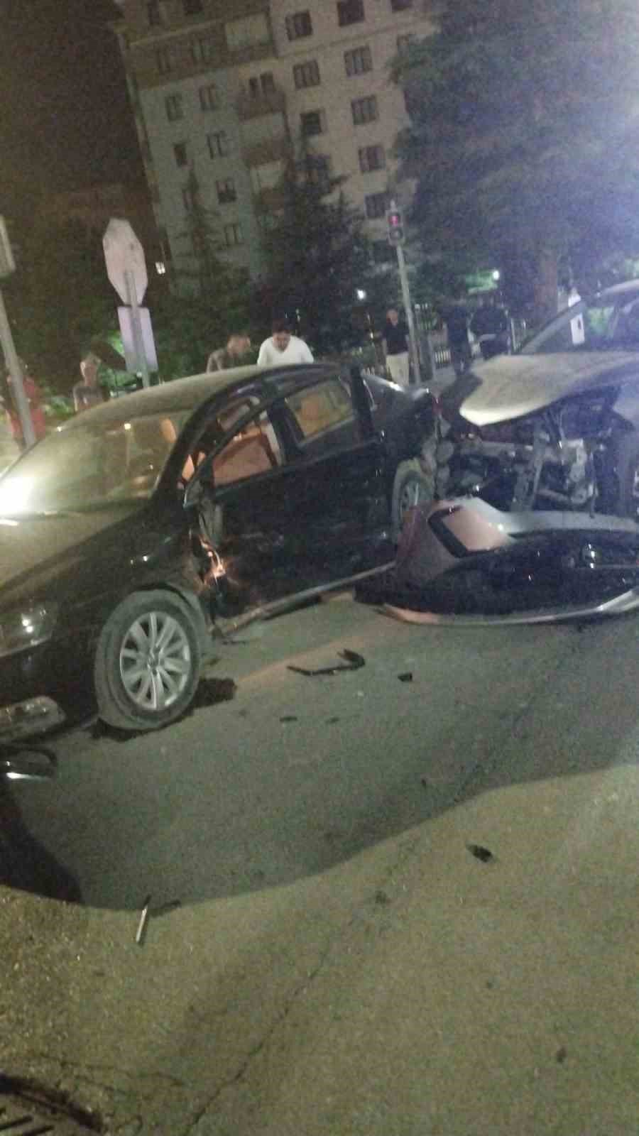 Niğde’de iki otomobil çarpıştı, 4 kişi yaralandı