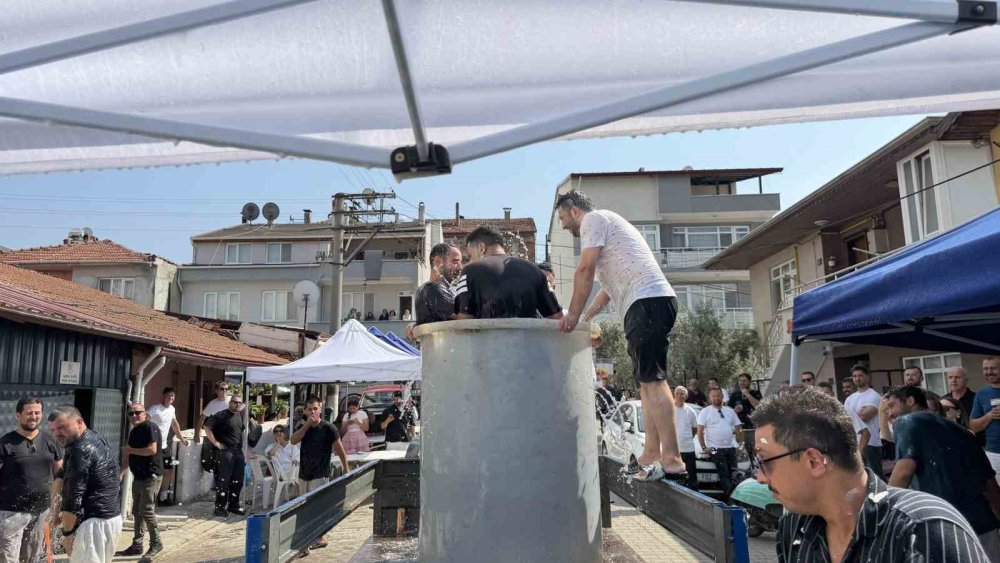 İznik'te Gelin Alma Töreninde Damada Unlu Su Varilli Şaka