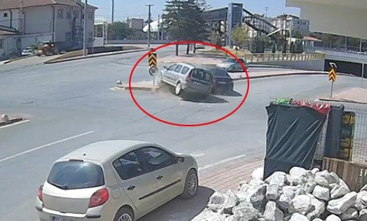 Ters yöne giren otomobil kazaya neden oldu