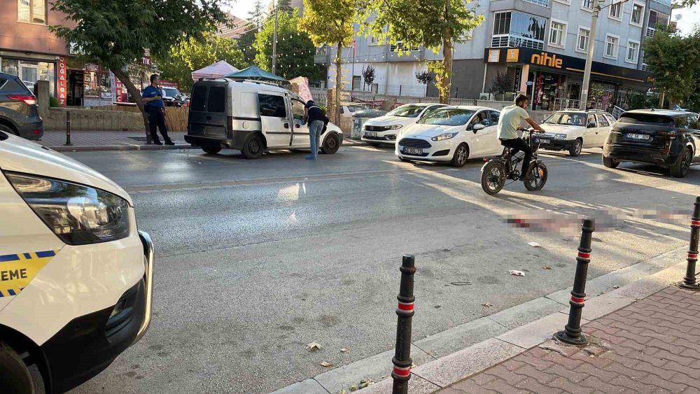 Konya'da Dehşet Anları Kamerada: Trafikte Önünü Kestiği Husumetlisini Acımasızca Bıçakladı!