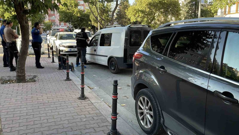 Konya'da Dehşet Anları Kamerada: Trafikte Önünü Kestiği Husumetlisini Acımasızca Bıçakladı!