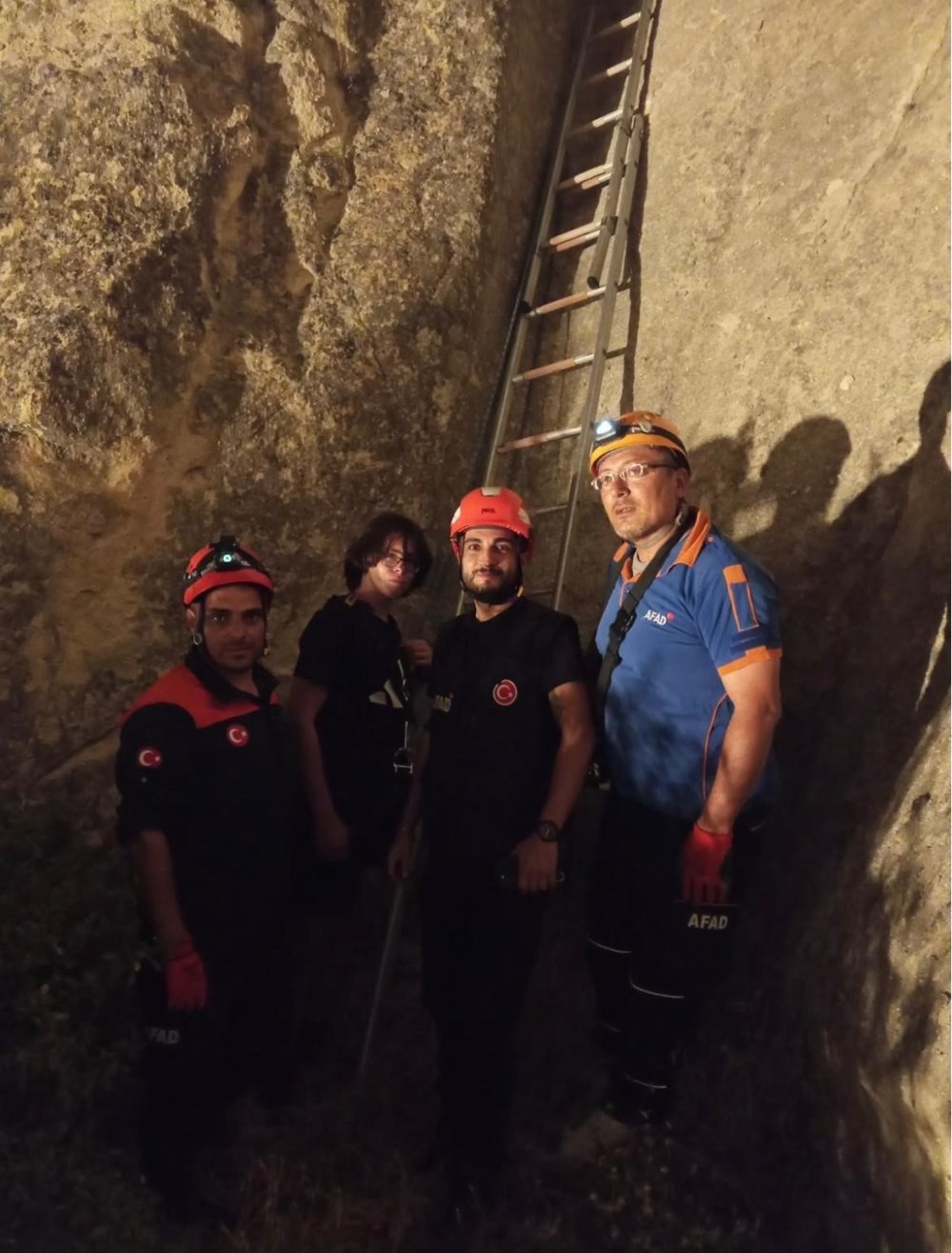 Peribacasının tepesinde mahsur kalan turisti AFAD ekipleri kurtardı