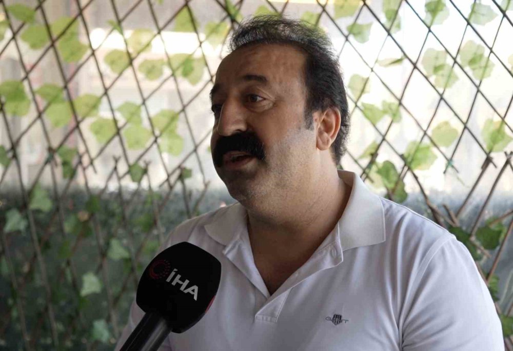 Ünlü şefin restoranında şok olay: Yemeğe kendi kılını attı