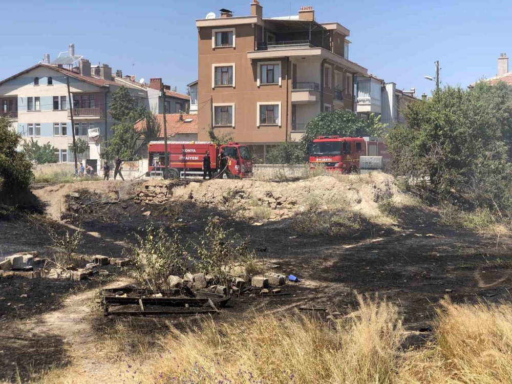 Meram'da Evlerin Yanında Alevler Yükseldi! Mahalleli Sokağa Döküldü