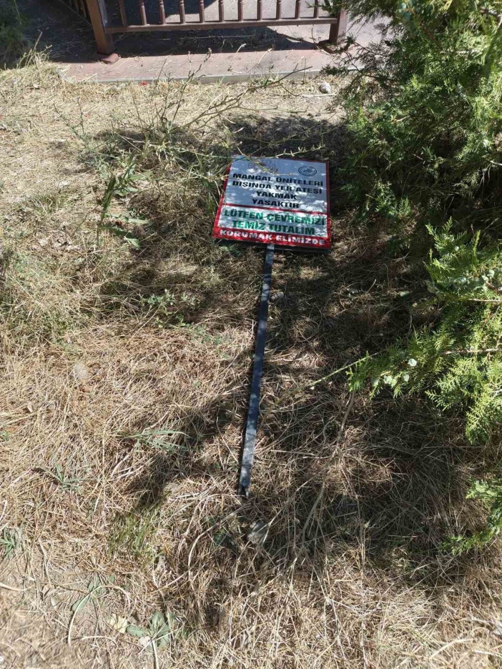 Seyfe Gölü’nde bilgilendirme tabelalarına vandalizm
