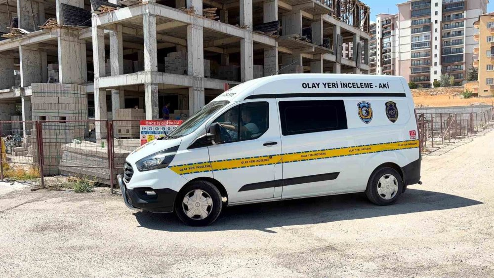 Niğde'de İnşaatta Göçük Değil İhmal Korkuttu: 2,5 Metreden Düşen İşçi Hastaneye Kaldırıldı