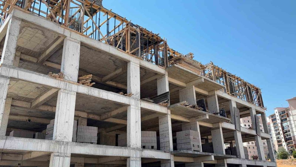 Niğde'de İnşaatta Göçük Değil İhmal Korkuttu: 2,5 Metreden Düşen İşçi Hastaneye Kaldırıldı