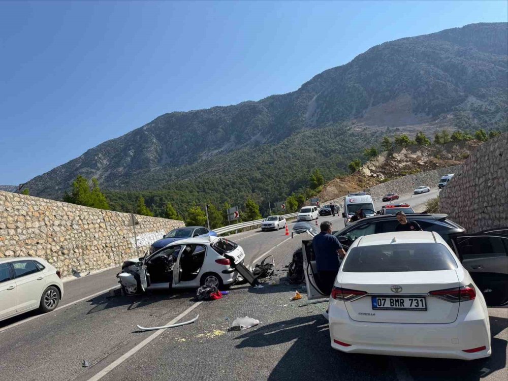 Antalya-Konya Kara Yolunda Zincirleme Kaza: Şerit İhlali Yapan Araç 3 Araca Çarptı