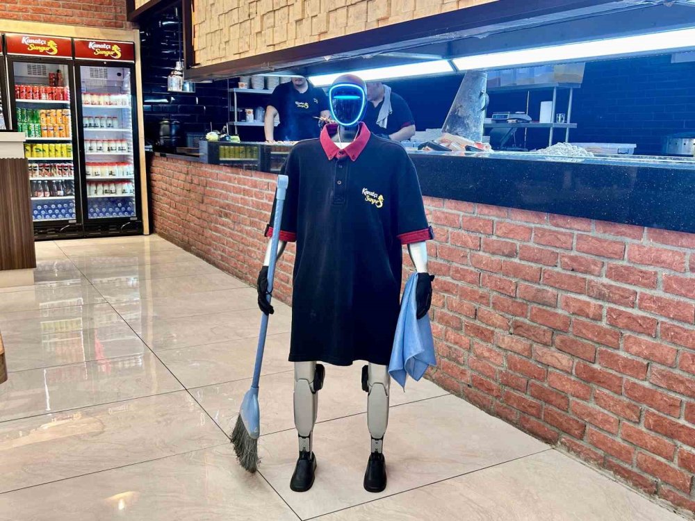 Maaşı ve izin günü olan robot garson, şimdi de zam istiyor