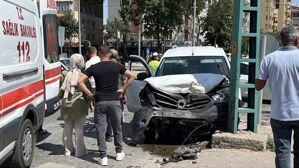 Nalçacı Caddesi'nde şiddetli kaza: Kontrolden çıkıp yol kenarına savruldular