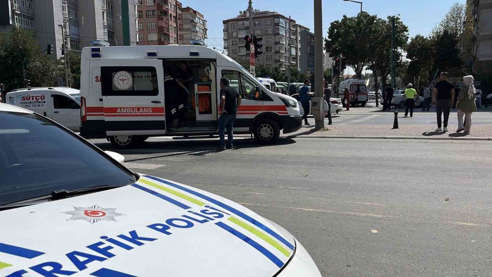 Nalçacı Caddesi'nde şiddetli kaza: Kontrolden çıkıp yol kenarına savruldular