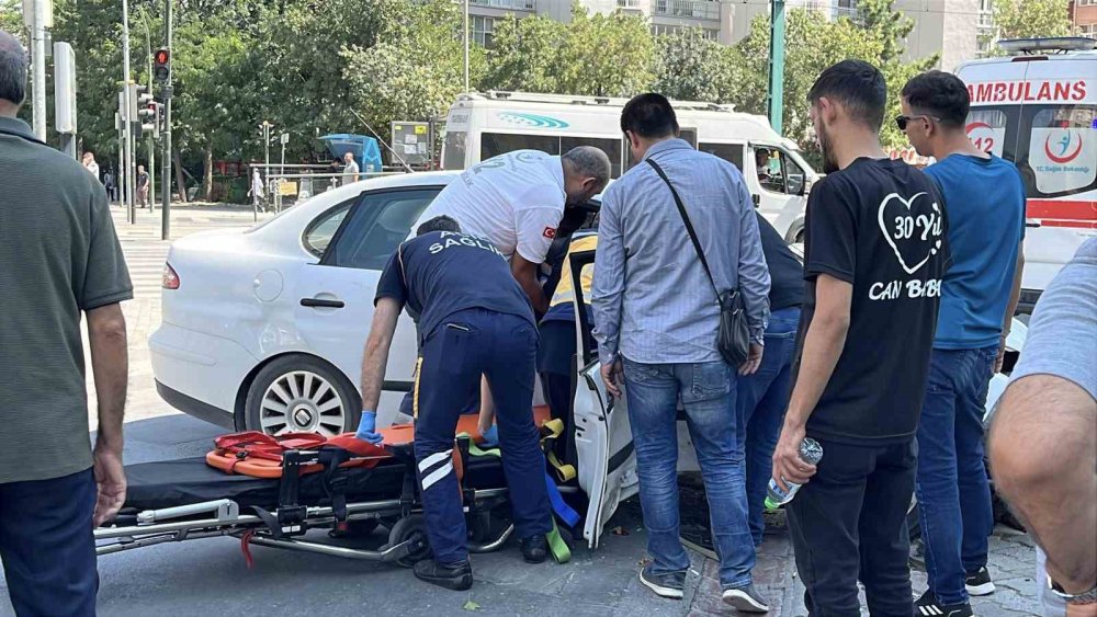 Nalçacı Caddesi'nde şiddetli kaza: Kontrolden çıkıp yol kenarına savruldular