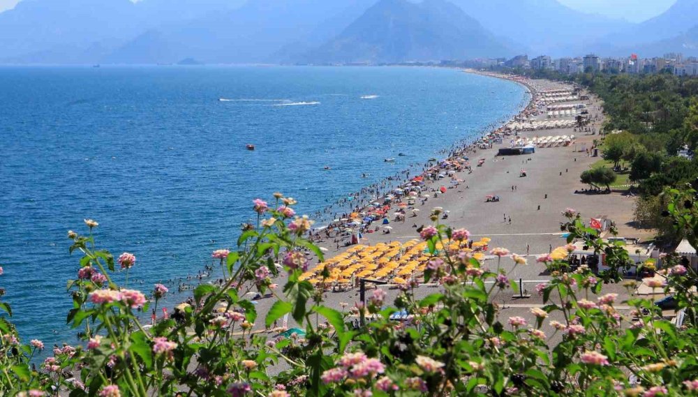 Antalya Turizminde Rekor Doluluk: Otelcilerin Asıl Kaygısı Fiyat ve Maliyet Dengesi