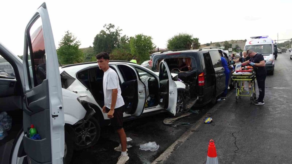 Antalya'daki Feci Kazaya Konya Plakalı Araç da Karıştı: 17 Kişi Yaralandı