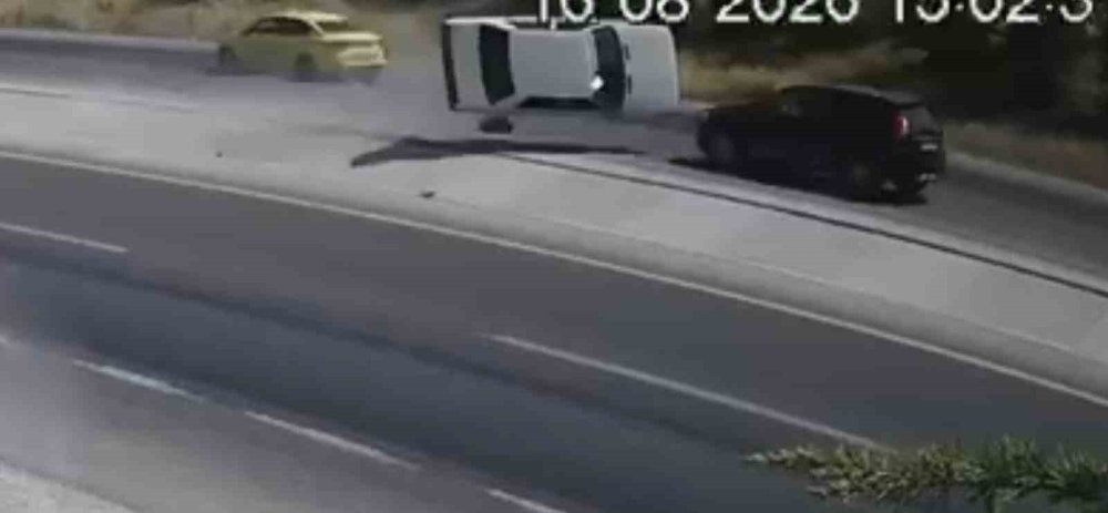 Konya'da Zincirleme Kaza: Savrulan Araç Parçası İki Can Aldı