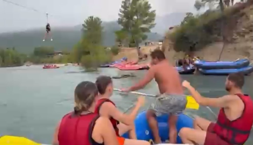 Köprülü Kanyon’da Zipline Hattında Mahsur Kalan Çocuğu Rafting Rehberi Kurtardı