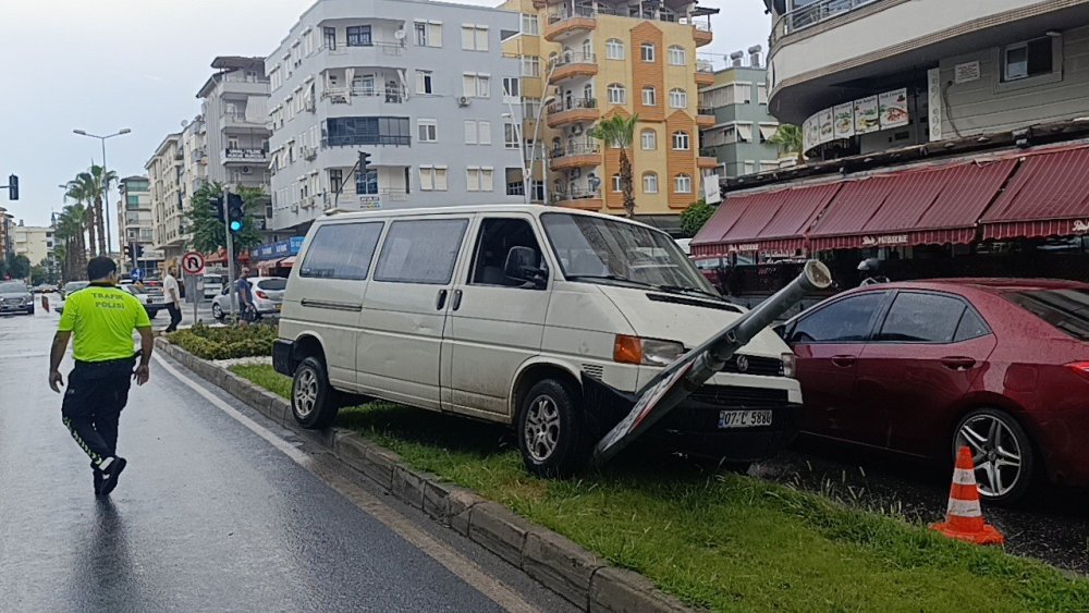 Refüjdeki tabela büyük kazayı önledi