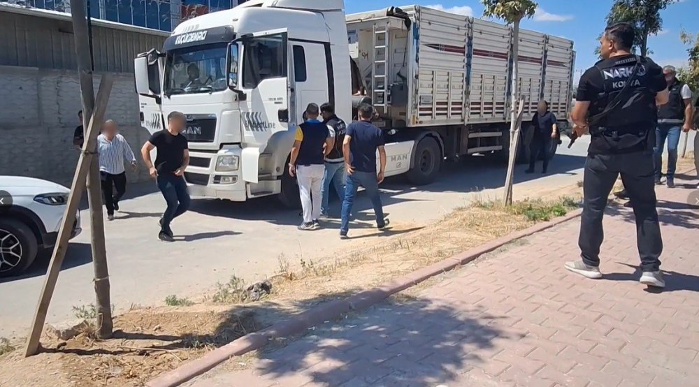 Konya'da Şüpheli Tıra Narkotik Baskını: Yüz Binlerce Sentetik Ecza Ele Geçirildi