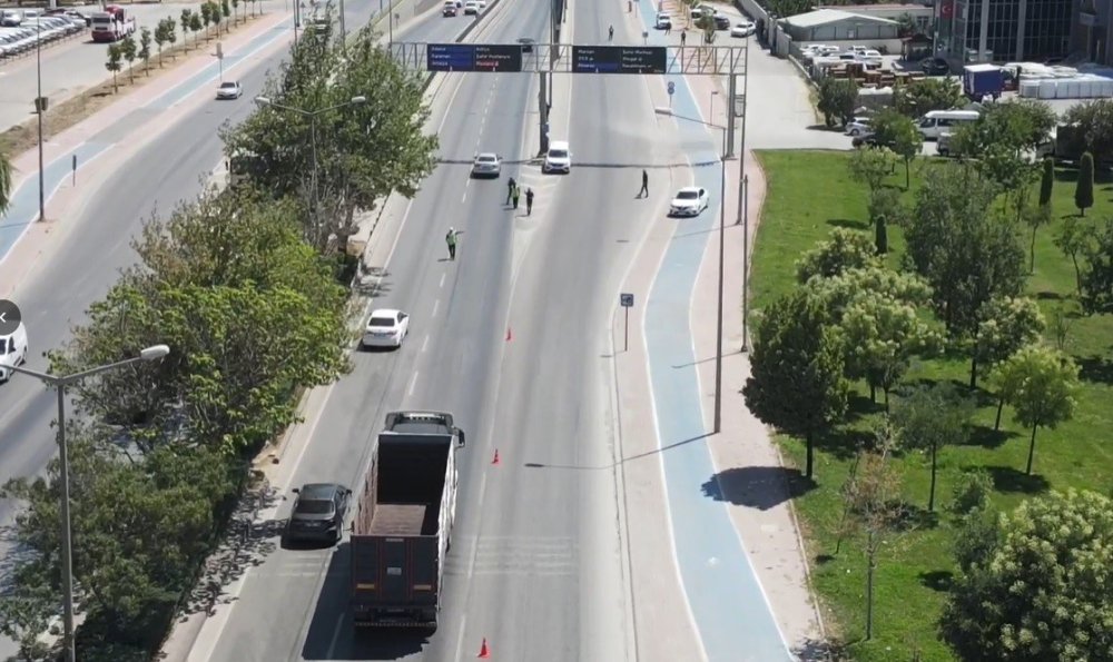 Konya'da Şüpheli Tıra Narkotik Baskını: Yüz Binlerce Sentetik Ecza Ele Geçirildi