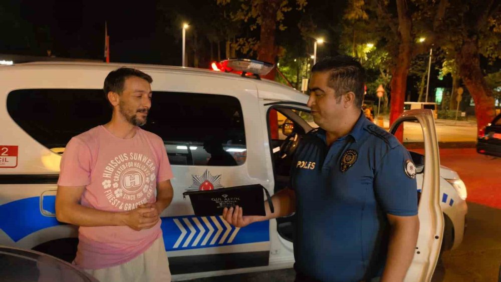 Kaput Üstünde Bulduğu Para Dolu Çantayı Polise Teslim Etti