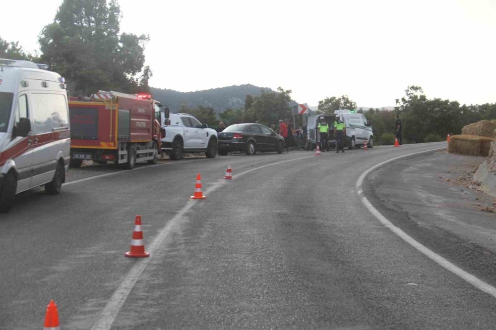 Konya’da tırla çarpışan otomobil bu hale geldi: 1 ölü, 3 yaralı