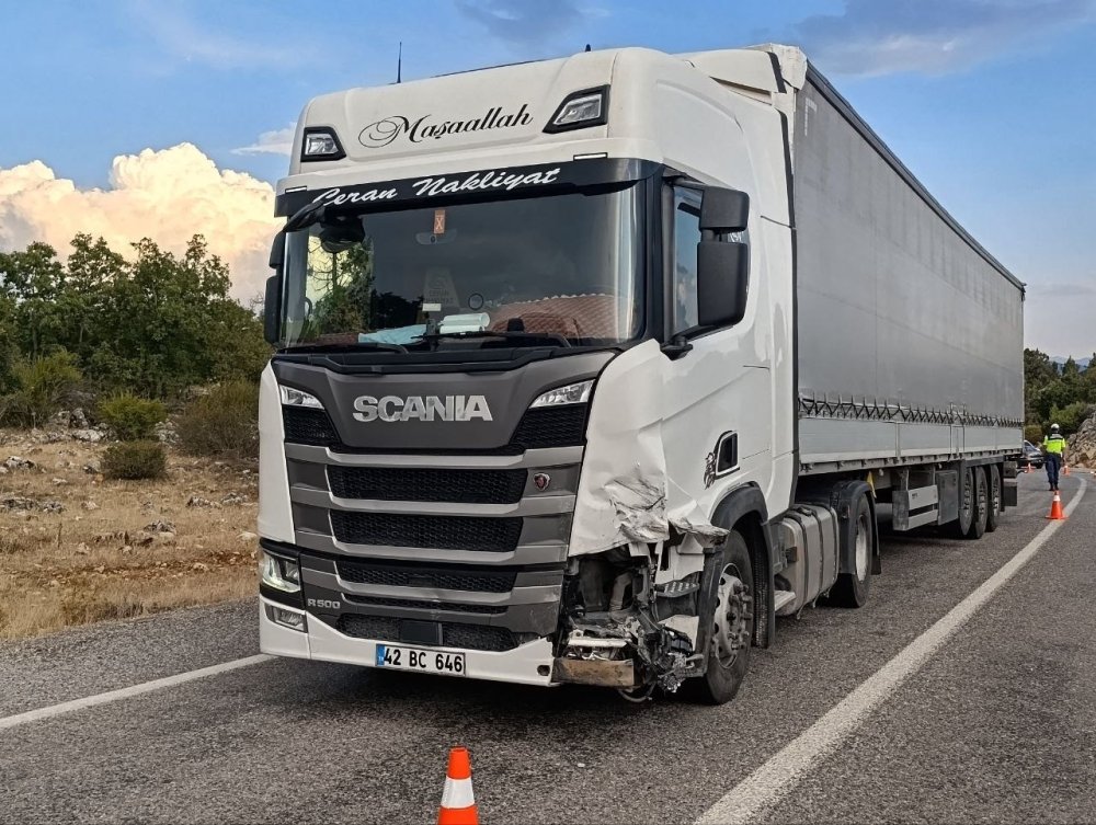 Konya’da tırla çarpışan otomobil bu hale geldi: 1 ölü, 3 yaralı