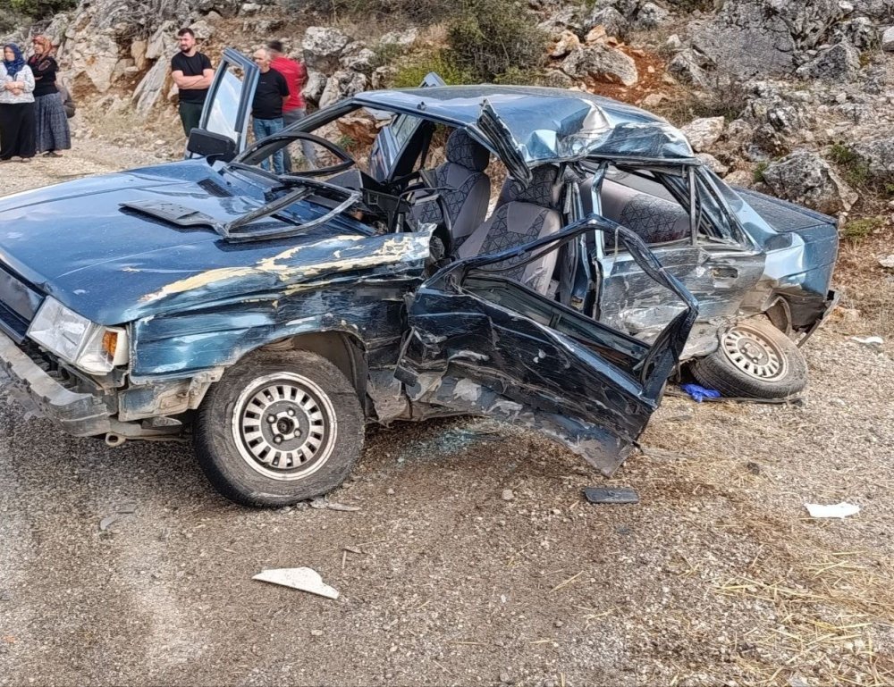 Konya’da tırla çarpışan otomobil bu hale geldi: 1 ölü, 3 yaralı