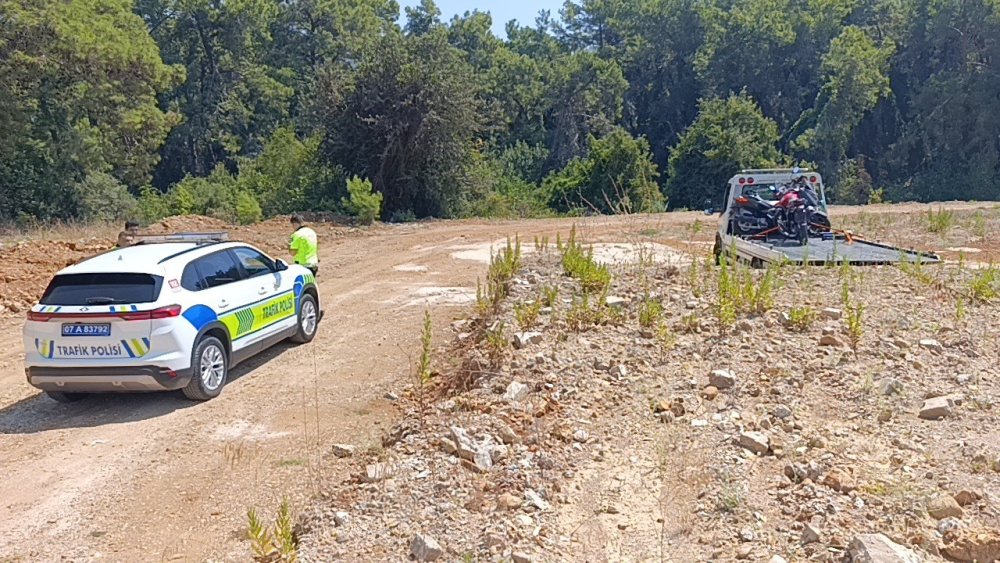 Çevirmeyi görünce motosikletini ormanlık alana bırakıp kaçtı