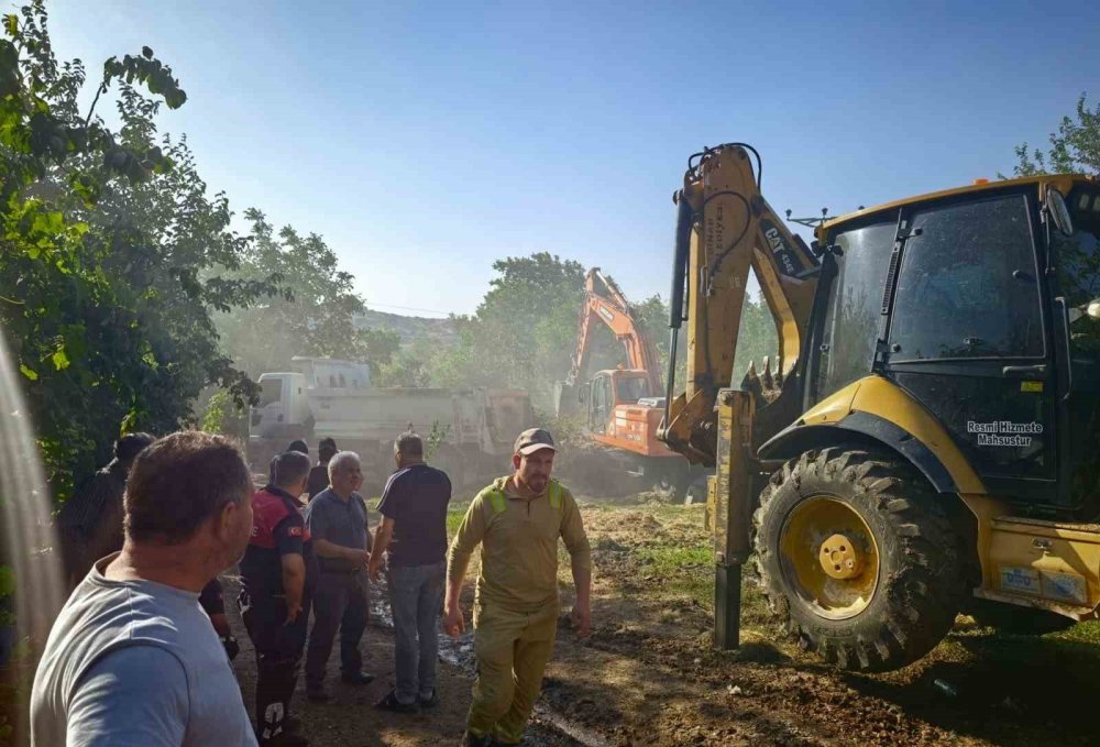 Yangında bin balya saman ve traktör alevlere teslim oldu