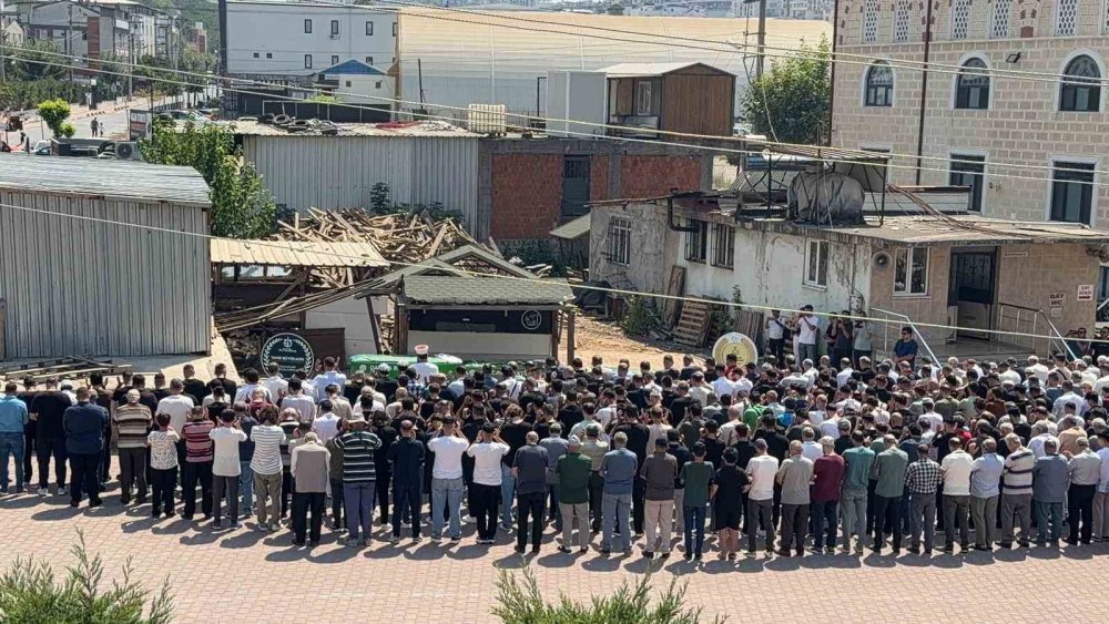 3 Kardeş Yan Yana Defnedildi: Ailenin 10 Yıl Sonra İkinci Kez Katlanan Acısı