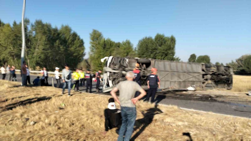 Afyonkarahisar’da yolcu otobüsü devrildi: Çok sayıda yaralı var
