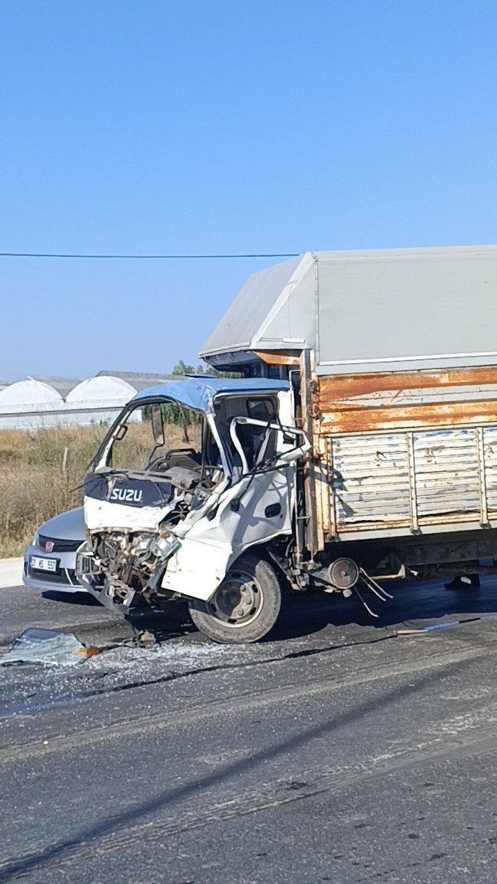 Ehliyetsiz kamyon sürücüsü kazaya karıştı, 5 kilometrelik kuyruk oluştu