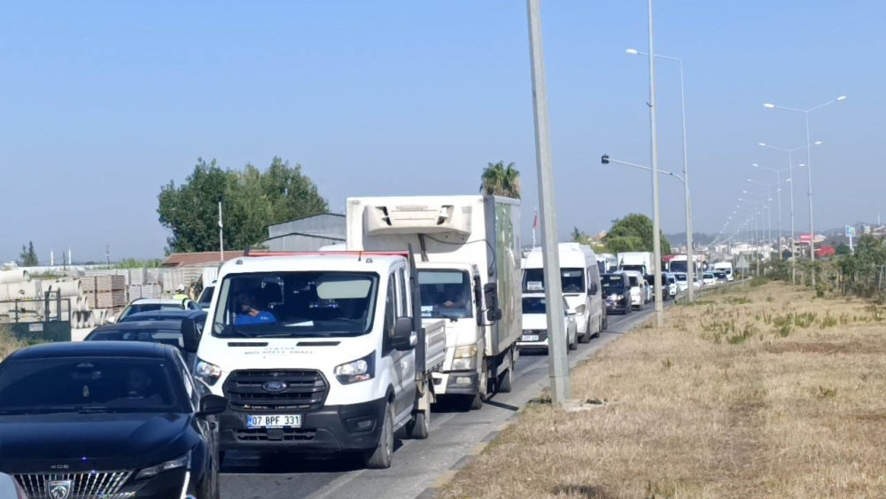 Ehliyetsiz kamyon sürücüsü kazaya karıştı, 5 kilometrelik kuyruk oluştu